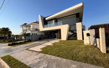 Casa alto padrão no Condomínio Caledônia